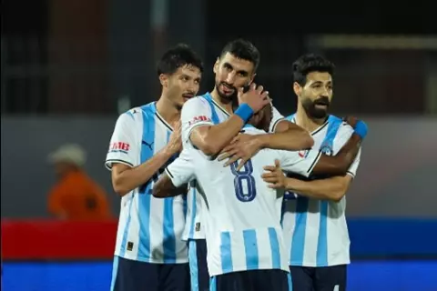 بيراميدز يتسلم شهادة المشاركة في كأس إنتركونتيننتال (صورة)
